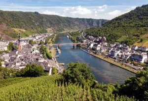 Luftaufnahme des Dorfes Cochem am Moselufer in Deutschland