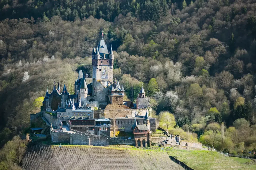 Luftaufnahme des Dorfes Cochem am Moselufer in Deutschland toll für Radreisen mit Kleinkind