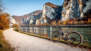 Donauradweg Deutschland: Gravel Bike am Flussufer mit Felsformationen