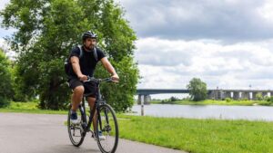 Fernradwege Deutschland: Radfahrer auf Flussradweg mit Gepäck