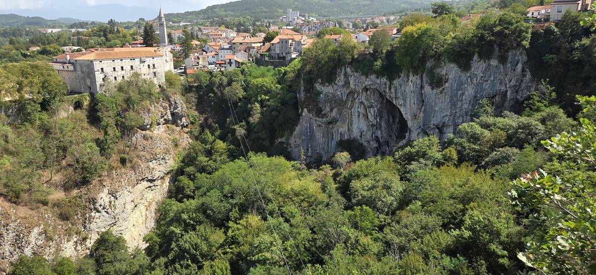 Die Altstadt von Pazin am Rand der Karstschlucht Pazinska jama