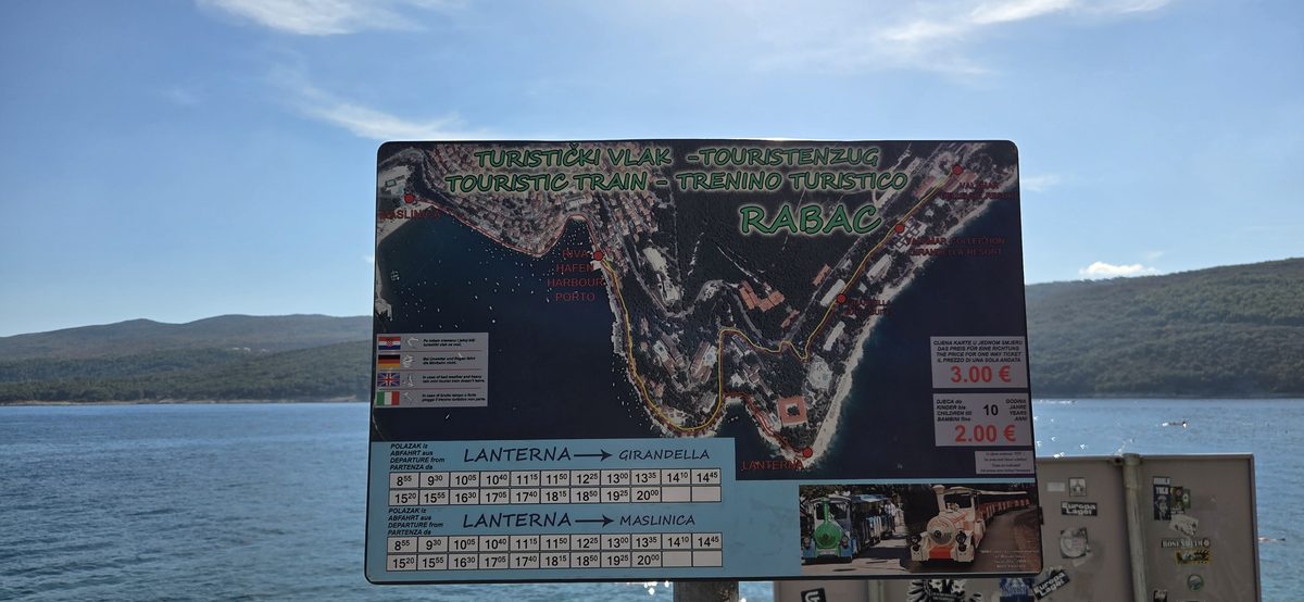 Preistafel des Touristenzugs in Rabac mit 3 Euro pro Fahrt