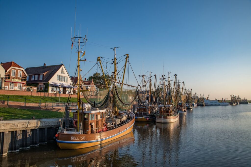 Fischkutter liegen im Hafen von Greetsiel in der Krummhörn